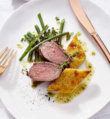 Lammrücken mit Kräutermarinade, Trüffelpolenta und Bohnen