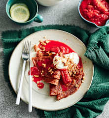 Cacao and buckwheat crêpes, orange and rhubarb (Diabetes)