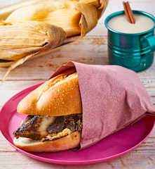 Guajolota de mole (torta de tamal)