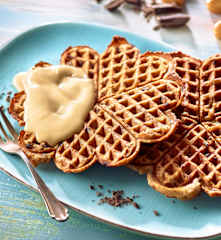 Dinkel-Schoko-Waffeln mit Karamellsauce
