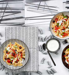Fusilli-Salat mit Mozzarella-Sauce