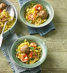 Tagliatelle aglio e olio mit Hackbällchen und Garnelen