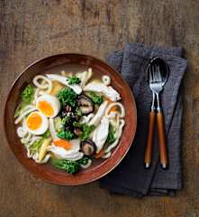 Zuppa di pollo con udon e verdure