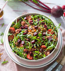 Ensalada de quinoa con remolacha y vinagreta de frambuesas