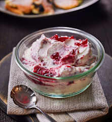 Preiselbeersahne zu Kaiserschmarrn