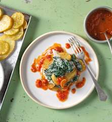 Erdäpfel-Spinat-Auflauf mit Paradeissauce