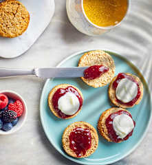 Scones al farro e crema allo yogurt greco con frutti di bosco