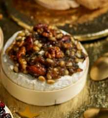 Queijo camembert com cobertura de frutos secos