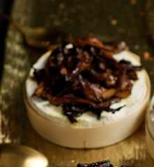 Queijo camembert com cobertura de cogumelos