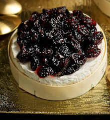 Queijo camembert com cobertura de arandos