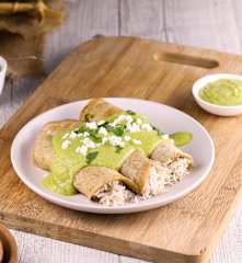 Crepas de pollo en salsa de chile poblano