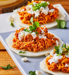 Tostadas de jícama con tinga de pollo