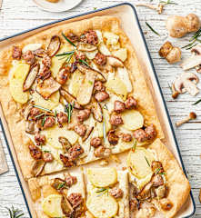 Pizza mit Erdäpfeln, Steinpilzen und Bratwurst