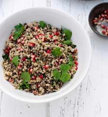 Ensalada templada de mijo, lentejas y granada