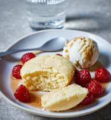 Ingwer-Buttermilchküchlein mit marinierten Himbeeren Dessert