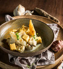 Weißes Schwarzwurzel-Curry mit Hendl und Maisbrot