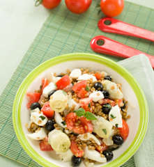 Ensalada de lentejas con mozzarella, alcachofa y tomate