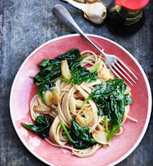 Spaghetti complets aux épinards et à l'ail