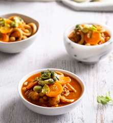 Cazuela de porotos con rabas y camarones