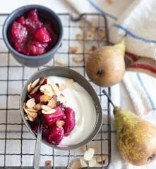 Menu light - Compote pomme-poire-myrtille, fromage blanc et amandes
