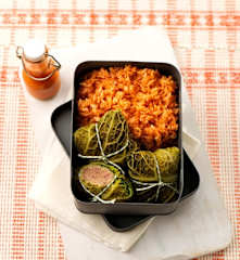 Embrulhos de couve com arroz de tomate