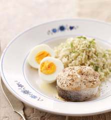 Pescada com ovos e arroz de alho e coentros