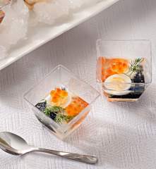 Áspic de huevos de codorniz con huevas de mújol y salmón