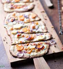 Buchweizen-Flammkuchen mit Wurzelgemüse und Chili-Honigglasur