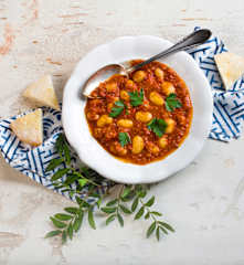Gigantes d'haricots blancs et bouillon de tomate