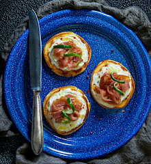 Blinis con carpaccio di tonno