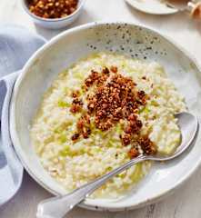 Porree-Risotto mit Walnuss-Serrano-Crunch