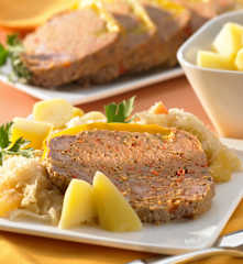 Hackfleischrolle mit Apfel-Sauerkraut und Kartoffeln