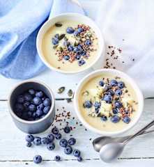 Taça de smoothie de ananás com mirtilos