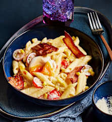 Mais-Speck-Nudeln mit pochierten Eiern