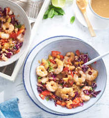 Ensalada estilo tailandés con salsa de cacahuetes