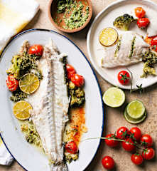 Lubina al horno con pesto de cilantro y pipas de calabaza