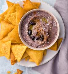 Hummus di fagioli neri con chips di mais