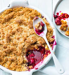 Crumble aux pommes et fruits rouges