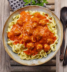 Paprikasauce mit Bratwurstbällchen zu Nudeln