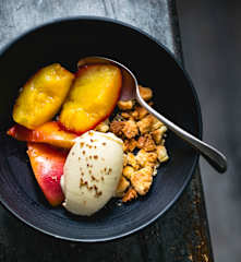 Glace au sarrasin, crumble et pêches