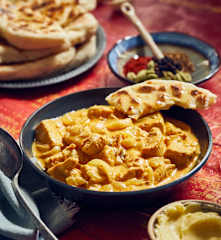 Butter-Hähnchen mit Knoblauch-Naan