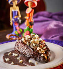 Chiles anchos rellenos en salsa de frijol