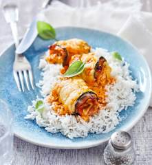 Zucchiniröllchen in Tomatenrahm