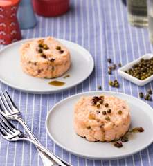 Tartare di baccalà e salmone con salsa di soia ai tre pepi