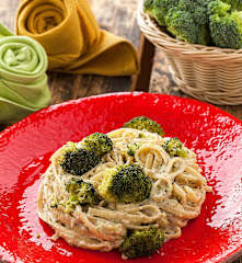 Linguine con pesto di noci e broccoli