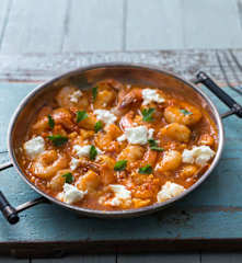 Saganaki de langostinos con queso feta
