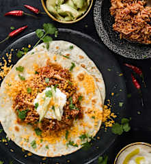 Trhané kuřecí maso v tortille s avokádem a čedarem