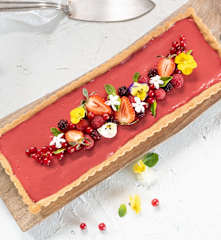 Tarta de chocolate blanco con frambuesa y frutos rojos