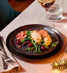 Parmesan-Mousse mit karamellisierten Weintrauben und Parmaschinken