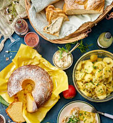 Pique-nique : salade de pommes de terre, dip roquette-tomates, pain d'épeautre, kouglof au citron